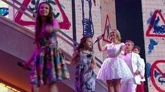 Елена Максимова и участники шоу «Голос. Дети» — «Папа купил автомобиль». Праздничный концерт к 80-летию Госавтоинспекции. Фрагмент выпуска от 09.07.2016
