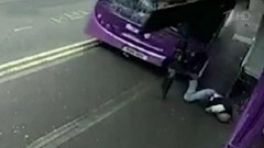 Пользователи Сети обсуждают видеокадры с британцем, которому на пути в бар и автобус не помеха. Хиты интернета