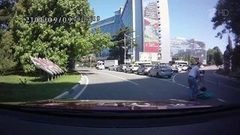 В центре Сочи двое детей выпали на дорогу из багажника машины. Хиты интернета