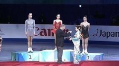 Церемония награждения призеров финала Гран-при по фигурному катанию 2017/18. Женщины