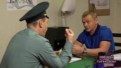 Владимир Сычев пытается провезти через границу запрещенный товар. Звезды под гипнозом. Фрагмент выпуска от 24.06.2018