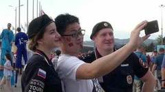 Иностранные болельщики отмечают профессионализм и дружелюбие российских полицейских