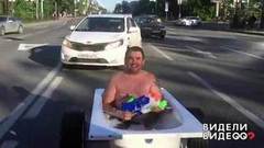 Ванна на колесах. Видели видео? Фрагмент выпуска от 14.08.2018