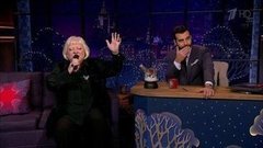 Светлана Крючкова поет «Mein Herz Brennt» — Rammstein. Вечерний Ургант. Фрагмент выпуска от 21.12.2015