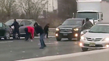 В США из попавшей в аварию инкассаторской машины посыпались деньги