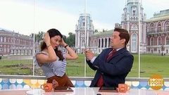 Селфи на фоне музея-заповедника «Царицыно» от ведущих программы «Доброе утро». Смартфон Huawei P10. Доброе утро. Фрагмент выпуска от 27.06.2017