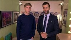 Александр Паль и Иван Ургант приветствуют телезрителей по-пацански. Пролог. Вечерний Ургант. Фрагмент выпуска от 13.10.2015