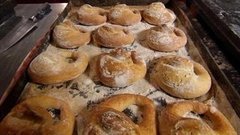 Антон Привольнов манит калачом