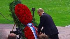 Владимир Путин возложил венок к Могиле Неизвестного солдата