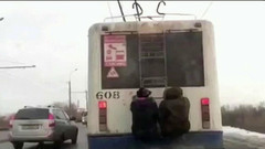 Водитель троллейбуса разобрался с зацеперами. Хиты интернета