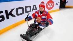 Следж-хоккеист вышел на лед со сборной России по хоккею