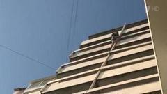 В Иркутской области спасли мужчину, который повис на балконе 13-го этажа. Хиты интернета