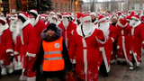 Во всех российских городах готовятся к Новому году: наряжают елки, включают праздничную иллюминацию