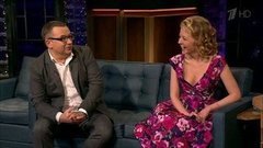 Ведущий программы «Что? Где? Когда?» Борис Крюк и знаток интеллектуального клуба Елена Потанина. Вечерний Ургант. Фрагмент выпуска от 06.04.2016