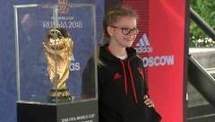 В Москву привезли Кубок ЧМ-2018 по футболу, с которым может сфотографироваться каждый желающий