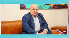 Иван: инспектор полиции из Болгарии, читает русскую литературу в оригинале, мечтает побывать на Чукотке, ищет хрупкую брюнетку из России. Давай поженимся! Фрагмент выпуска от 19.02.2018
