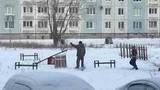 В Междуреченске чиновники установили детскую площадку, сфотографировали и убрали