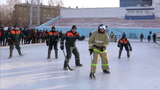 В необычный хоккей сыграли спасатели и пожарные в Новосибирске