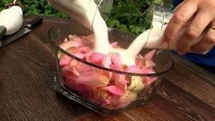 Десерт из лепестков роз