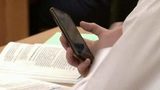 В Набережных Челнах школьникам на уроках запретили пользоваться мобильными телефонами