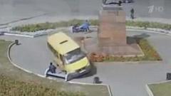 На волосок от гибели оказались люди, отдыхавшие в сквере в самом центре Орска. Хиты интернета