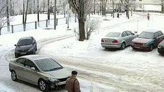 Интернет-пользователи сочувствуют владельцу припаркованной машины, в которую за час въехали семь раз. Хиты интернета