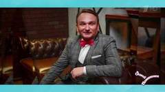 Алексей: ведущий праздничных мероприятий, мечтает стать писателем, гордится тем, что смог уехать из села и встать на ноги, ненавидит слово «надо». Давай поженимся! Фрагмент выпуска от 24.08.2018