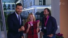 Иван награждает Татьяну Тотьмянину и Илью Авербуха памятными картонными медалями. Пролог. Вечерний Ургант. Фрагмент выпуска от 26.02.2016