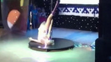 Снегурочка показала номер на шесте на детском конкурсе