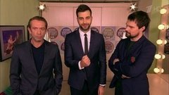 Члены экипажа авиалайнера Александр Машков, Данила Козловский и Иван Ургант приветствуют пассажиров. Пролог. Вечерний Ургант. Фрагмент выпуска от 22.04.2016