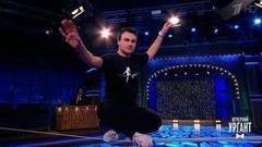 Слэклайнер Влад Комиссаров обучает Ивана Урганта искусству хождения по стропе. Вечерний Ургант. Фрагмент выпуска от 18.04.2017
