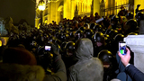В Будапеште протестующие пыталась прорваться в здание парламента Венгрии