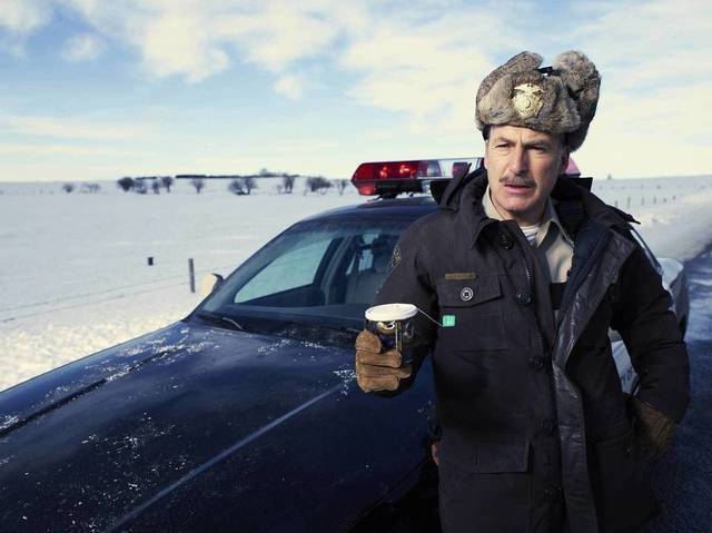 Актер Боб Оденкерк, известный большинству по роли пройдохи-адвоката Сола Гудмана в сериале «Во все тяжкие», в «Фарго» сыграл шерифа Билла Освальта. Его герой не самый талантливый полицейский в округе, и шерифом он становится, что называется, «по выслуге лет».